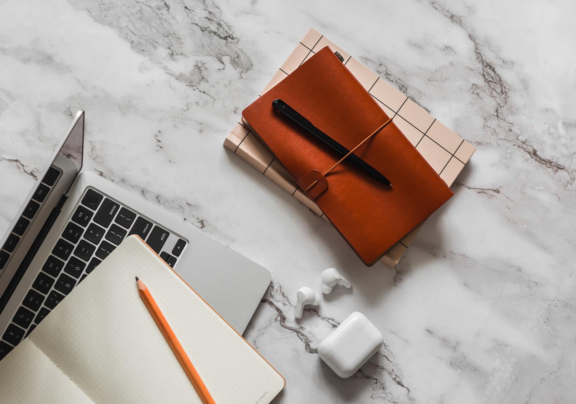 Workspace mit Notizen und Laptop